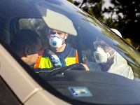 Maďarský zdravotník kontroluje telesnú teplotu šoférovi zo Slovinska