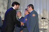 Minister vnútra Róbert Kaliňák odovzdáva ocenenie Zlatý záchranársky kríž za rok 2009 oceneným záchranárom.