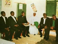 V strede je zakladateľka Credonia Mwerindeová