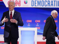 Joe Biden a jeho oponent Bernie Sanders