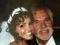 Kenny Rogers bnol ženatý 5-krát, na fotke s aktuálnou manželkou Wandou.