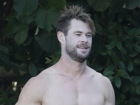 Chris Hemsworth skrýva pod oblečením takéto telo. 