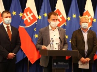 Predseda vlády SR Igor Matovič a vpravo minister financií SR Eduard Heger