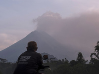 Indonézska sopka Merapi je znova aktívna Indonézska sopka Merapi je znova aktívna