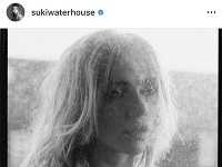 Suki Waterhouse zverejnila na instagrame takýto záber. 