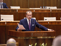 Boris Kollár počas mediálneho brífingu v rámci potlesku zdravotníkom a hasičom bojujúcim proti šíriacemu sa ochoreniu COVID-19 Boris Kollár počas mediálneho brífingu v rámci potlesku zdravotníkom a hasičom bojujúcim proti šíriacemu sa ochoreniu COVID-19