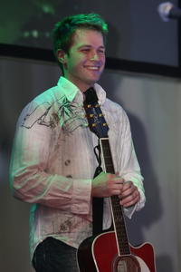 Tomáš Bezdeda zaspieval na akcii s názvom Večer záchranárov.