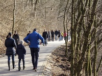 Pekné slnečné počasie vylákalo Bratislavčanov na prechádzku Pekné slnečné počasie vylákalo Bratislavčanov na prechádzku