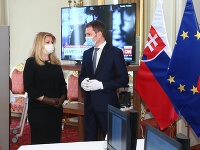 Zuzana Čaputová a premiér SR Igor Matovič počas návštevy krízového štábu na Úrade vlády SR