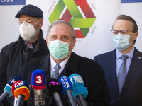 Na snímke zľava prezident Asociácie zamestnávateľských zväzov a združení (AZZZ) Tomáš Malatinský, predseda Slovenskej obchodnej a priemyselnej komory (SOPK) Peter Mihók a prezident Republikovej únie zamestnávateľov (RÚZ) Miroslav Kiraľvarga Na snímke zľava prezident Asociácie zamestnávateľských zväzov a združení (AZZZ) Tomáš Malatinský, predseda Slovenskej obchodnej a priemyselnej komory (SOPK) Peter Mihók a prezident Republikovej únie zamestnávateľov (RÚZ) Miroslav Kiraľvarga