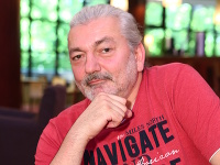 Herec Daniel Hůlka sa manuálnej práce nebojí. Herec Daniel Hůlka sa manuálnej práce nebojí.