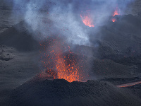 Jedna z najaktívnejších sopiek na svete Piton de la Fournaise Jedna z najaktívnejších sopiek na svete Piton de la Fournaise