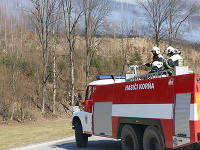 Na snímk hasiči zasahujú pri rozsiahlom požiari rúbaniska v časti lesa v katastri Oščadnice v okrese Čadca