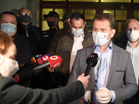Na snímke zľava hlavný hygienik SR Ján Mikas, europoslanec Peter Pollák (OĽaNO), predseda vlády SR Igor Matovič a minister obrany Jaroslav Naď počas brífingu po zasadnutí krízového štábu pred Mestským úradom v Krompachoch. Na snímke zľava hlavný hygienik SR Ján Mikas, europoslanec Peter Pollák (OĽaNO), predseda vlády SR Igor Matovič a minister obrany Jaroslav Naď počas brífingu po zasadnutí krízového štábu pred Mestským úradom v Krompachoch.