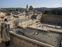 Izraelskí občania sa modlia osamote počas koronavírusu