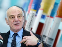 Vyslanec WHO David Nabarro hovorí, že na vakcínu si ešte počkáme. Vyslanec WHO David Nabarro hovorí, že na vakcínu si ešte počkáme.