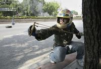 Demonštrant používa prak na prichádzajúcich thajských vojakov