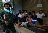 Demonštranti boli zatknutí thajskými vojakmi v centre Bangkoku