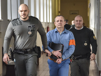 Na snímke uprostred obžalovaný Patrik Pachinger Na snímke uprostred obžalovaný Patrik Pachinger