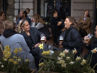 Snímka z tohtoročného 8. apríla dokumentuje atmosféru v bare v Štokholme