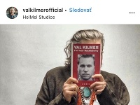Val Kilmer so svojou knihou. 