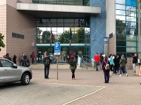 Rad čakajúcich ľudí pred Daňovým úradom v bratislavskej Petržalke