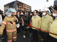 Hasiči zasahujú počas požiaru stavby skladu v juhokórejskom Inčchone. 