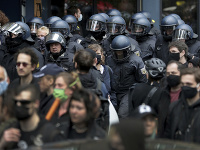 Polícia v nemeckých mestách Berlín a Hamburg zadržala desiatky ľudí, ktorí sa na Sviatok práce zúčastnili na nelegálnych protestných pochodoch.