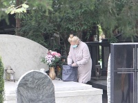 Adriana Kmotríková v nedeľu prišla zapáliť sviečku svojej dcérke na hrob.
