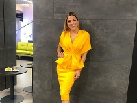 Eva Perkausová mala odpremiérovať novú reláciu v krásnych žltých šatách. Tie ju zradili a praskli. 