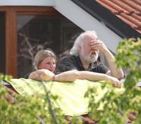 Mukova manželka Eva včera plakala za zosnulým spevákom. Na snímke s otcom.