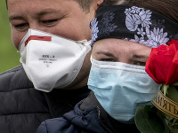 Ľudia v rúškach na Ukrajine Ľudia v rúškach na Ukrajine