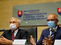 Ján Mičovský vymenoval nového riaditeľa PPA Tibora Guniša (vpravo)