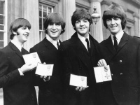 Skupina Beatles - zľava Ringo Starr, John Lennon, Paul McCartney a George Harrison Skupina Beatles - zľava Ringo Starr, John Lennon, Paul McCartney a George Harrison