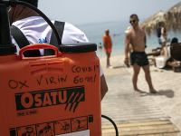 Otvorenie pláží, ku ktorému došlo v čase 40-stupňových horúčav, sprevádzali prísne opatrenia na zamedzenie šírenia koronavírusu.