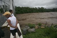 Po záplavách a zosuvoch pôdy v Guatemale zomrelo 14 ľudí