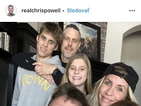 Chris a Heidi Powellovci s deťmi a blondínkiným exmanželom. 
