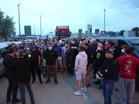 Repatrianti blokovali hraničný priechod Bratislava - Jarovce v smere na Slovensko Repatrianti blokovali hraničný priechod Bratislava - Jarovce v smere na Slovensko