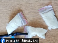 Zaistený materiál zodpovedá minimálne 212 bežným jednorazovým dávkam drogy. Zaistený materiál zodpovedá minimálne 212 bežným jednorazovým dávkam drogy.