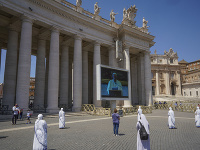 Veriaci sa prvýkrát zišli na Námestí svätého Petra na požehnanie pápeža