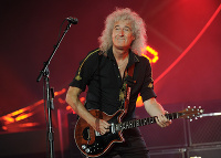 Brian May skončil v nemocnici. Brian May skončil v nemocnici.