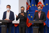 Igor Matovič (vľavo) a člen permanentného krízového štábu zodpovedný za oblasť IT Ján Bučkuliak (vpravo) počas tlačovej konferencie Igor Matovič (vľavo) a člen permanentného krízového štábu zodpovedný za oblasť IT Ján Bučkuliak (vpravo) počas tlačovej konferencie