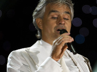 Andrea Bocelli bol pozitívny na koronavírus.