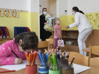 1. júna 2020 sa do materských a základných škôl vrátili deti za prísnych hygienických opatrení. 1. júna 2020 sa do materských a základných škôl vrátili deti za prísnych hygienických opatrení.