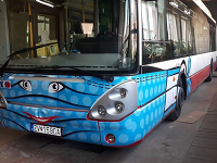 Po meste jazdí autobus MHD s vyobrazeným usmievavým rúškom Po meste jazdí autobus MHD s vyobrazeným usmievavým rúškom
