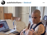 Robbie Williams ako starostlivý otecko. 