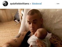 Robbie Williams ako starostlivý otecko. 