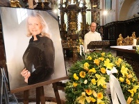 V bazilike Nanebovzatia Panny Márie v Prahe na Strahove sa konala dodatočná zádušná omša za speváčku Evu Pilarovú.