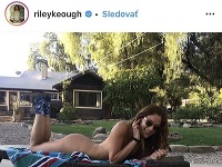 Riley Keough sa vyhrievala na slniećku celkom nahá.