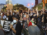 V uliciach amerických miest stále prebiehajú protesty